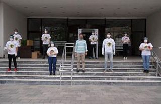 Başkan Sarıkurt, gençlerle birlikte maske dağıtarak...