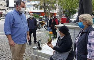 Başkan Taşdelen anneleri çiçeklerle karşıladı