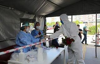Başkan Tollu’dan hemşirelere gül