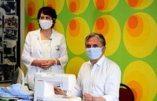 Başkan Uysal, dikiş makinesinin başına geçti,...