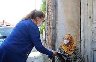 Başkan Yanmaz Tarihi Mahalle Pazarında seccade dağıttı