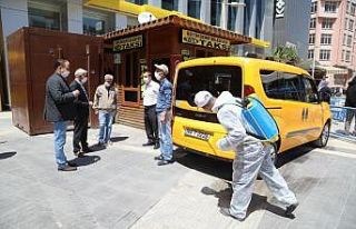 Battalgazi’de taksi duraklarını dezenfekte ediyor