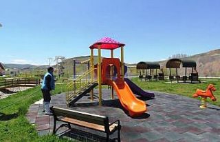 Bayburt’ta parklar çocuklar için ilaçlandı