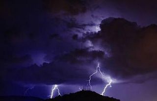 Bayburt’ta şimşekler geceyi aydınlattı