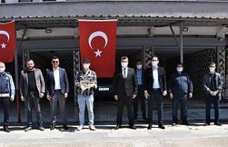 Bayrağı çalınan esnafa belediye ve jandarmadan...