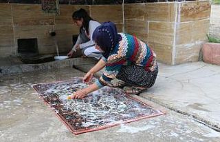 Bayram öncesi asırlık çeşmede halılar yıkandı,...
