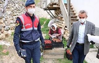 Belediye başkanı ve belediye personeli vatandaşa...