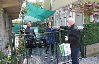 Belediye Başkanı Yüksel kapı kapı gezerek maske...