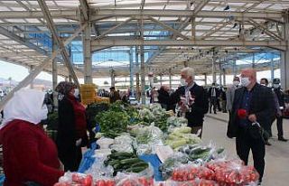 Belediye başkanları pazar yerinde annelere karanfil...