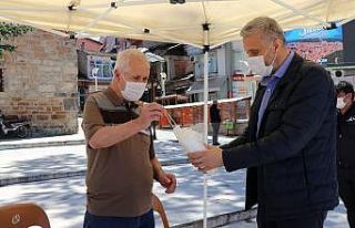 Belediye ekiplerinden vatandaşlara ücretsiz maske