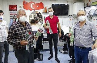 Berberlere çiçekli alkışlı karşılama