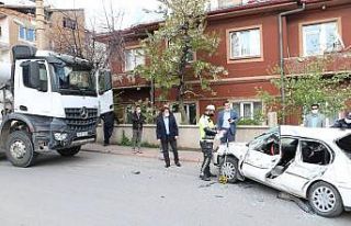 Beton mikseriyle otomobilin çarpıştığı kazada...