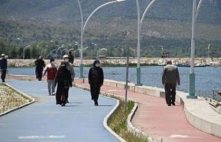 Beyşehir’de 65 yaş üstü vatandaşlar göl kenarına...