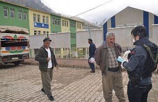 Beytüşşebap’ta polisler yaşlılara maske ve...