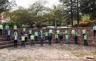 Bilecik Belediyesi şehir merkezinde maske dağıtımına...