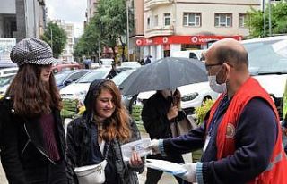 Bilecikli gençler yağmura aldırış etmeden çarşılara...