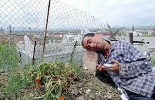 Bir yıldır her gün annesinin mezarına giderek...