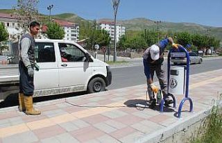 Bitlis Belediyesinden işlek caddelere yeni çöp...