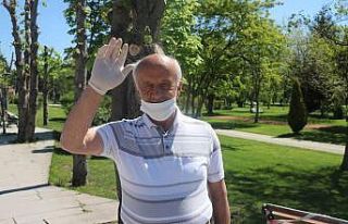 Bolu’da 65 yaş üstü vatandaşlar parklarda bol...