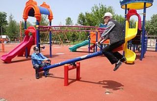 Bolu’da çocuk parkına giden yaşlılar tahterevalliye...