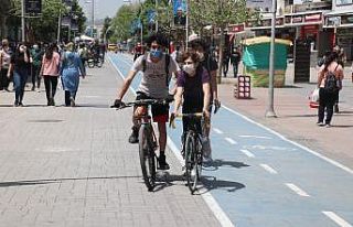 Bolu’da gençler park ve caddeleri doldurdu