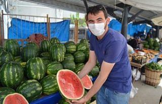 Bolu’da, karpuzlar herkes alabilsin diye yarım...