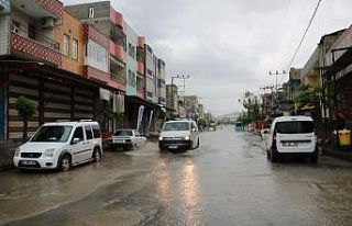 Boş cadde ve sokaklar göle döndü