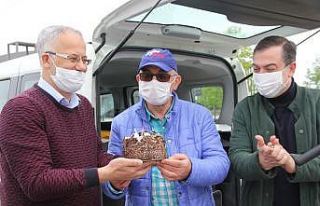Boş sokakta doğum günü kutlaması
