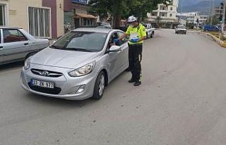 Bozyazı’da trafik polisleri, vatandaşlara maske...