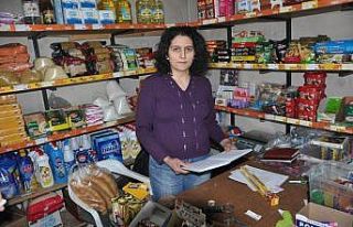 Buldan’daki bakkal, hayırseverlerin uğrak yeri...