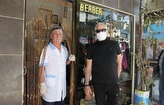 Burhaniye’de berberler doktorlar gibi siperlikli...