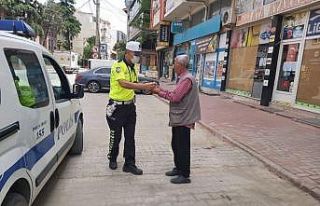 Burhaniye’de polis maske dağıttı