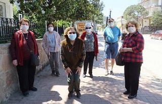 Burhaniye’de sokaklar 65 yaş üstü vatandaşlara...