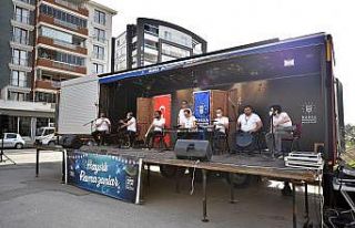 Bursalılar ‘gezici sahne’ ile moral depoluyor