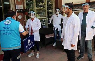 Büyükşehirden berber ve kuaförleri malzeme yardımı