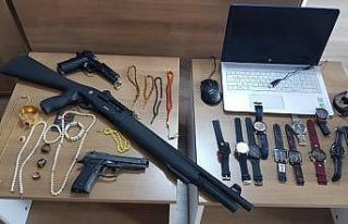 Çaldığı malzemelerle otel odasında kıskıvrak...