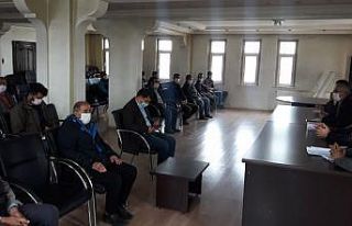 Çaldıran Belediyesi araçlarının bakımını yaparak...