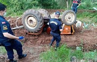 Çalışırken devrilen traktörün altında çiftçi...