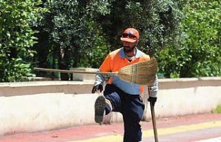 Çalışması klip yapılan temizlik işçisi: "Eldiven...
