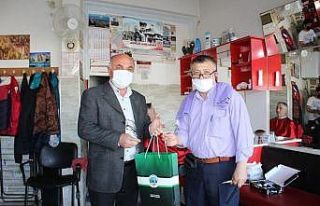 Çardak’ta berber ve kuaförlere maske dağıtıldı