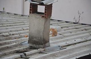 Çatıda mahsur kaldı, itfaiye imdadına yetişti