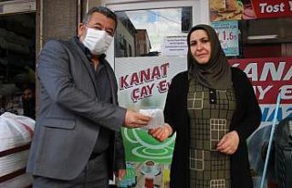 Çay ocağı esnafına maske desteği