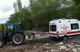 Çayda mahsur kalan ambulansın yardımına köylüler...