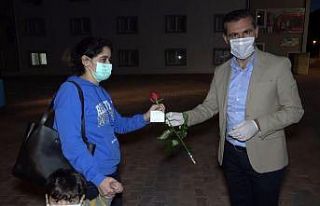 Cezayir’den gelen Türk vatandaşları karanfille...