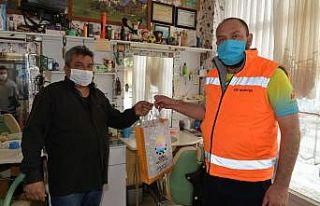 Çiğli’de berber ve kuaförlere hijyen setleri...