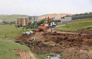 Cizre Belediyesi yağmurlama hattı döşeme çalışmalarına...