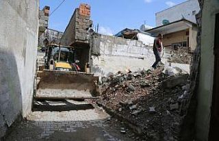 Cizre Belediyesi yıkılan metruk binaların molozlarını...