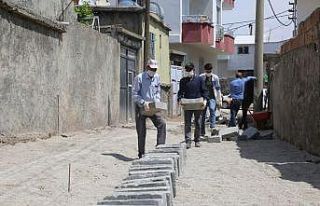 Cizre’de kilitli parke taşı döşeme çalışmaları...