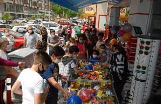 Çocuklar ücretsiz oyuncak için mağazaya akın...