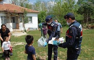 Çocuklara jandarma şefkati